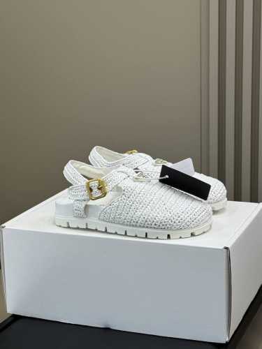 prada Ss25 新款三角标编织勃肯鞋 P家25春夏勃肯鞋新品，好看有好穿的单品，三角标加持，高级感拉满，降维打击一众勃肯单品 哈哈哈哈，好看 可入！ 鞋面