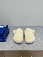 勃肯_包头 毛毛拖鞋 BIRKENSTOCK毛毛鞋加绒软木拖鞋外穿Arizona系列 舒适还轻便，再加上弧度贴合脚弓，而且软木乳胶有一定的收缩性，长时间穿着后能