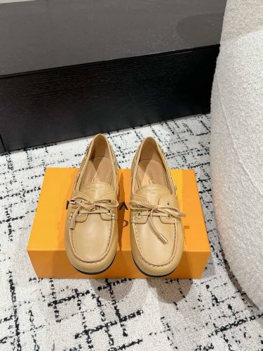 顶级版本louis vuitton 路易威登 25 Lv 春夏平底豆豆又是一款经典之作｜柔软细腻的小牛皮材质蝴蝶结logo鸡眼抽绳设计搭配LV小五金饰以点缀，细