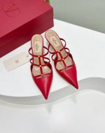 出厂 顶级版本 Valentino 华伦天奴 火爆新品 新款穆勒鞋 也太好穿啦... 最新logo饰扣 与性感尖头完美结合简直是夏天时髦巅峰原版复刻 大底：意大
