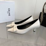 小牛皮： Celine 2025春夏小猫跟，尖鞋头造型，柔美的露脚设计，脚踝绑带。TRIOMPHE T字绑带设计，配有金属 TRIOMPHE标志性元素绑带， 上