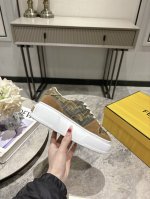 女 顶级版本Fendi Match 2025新款厚底运动板鞋 ，由Kim Jones倾情打造的一款运动鞋，采用皮革和反绒皮制成完美再现复古风格，整体鞋型设计简约