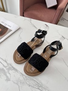 celine 赛琳 春夏新品半拖鞋鞋面采用原版纯手工缝制，搭配原版五金扣饰，油边工艺，大底下层原版生胶上层真皮底组合，质感非凡上脚超级好看 码数35-41 41