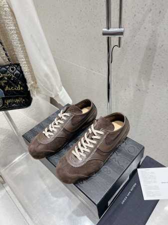 dries Van Noten Dvn 复古德训鞋 dries Van Noten 春夏系列 设计师通过改造 扭曲和颠覆经典元素 打造出实用而富有设计感实穿的运 - 点击图像关闭
