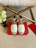 valentino 华伦天奴 早秋巴黎专柜上新# 中空麻绳底渔夫鞋风靡全球的时尚，各大品牌都有类似的款但是使得众多仙女争相消费的，是他家独一无二的Logo铆钉元