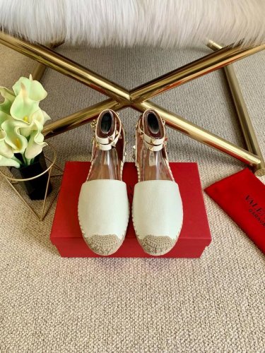 valentino 华伦天奴 早秋巴黎专柜上新# 中空麻绳底渔夫鞋风靡全球的时尚，各大品牌都有类似的款但是使得众多仙女争相消费的，是他家独一无二的Logo铆钉元