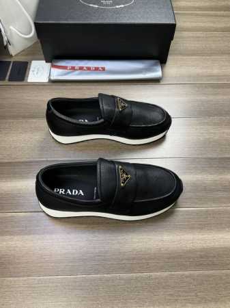 Prada 普拉达 -高端品质 原单 -鞋面：摔纹小牛皮、品牌金属扣件横担装饰、鞋丹外合车缝线.涂油边工艺 -内里：水染牛皮 -大底：超轻tpr 橡胶; 双色成 - 点击图像关闭