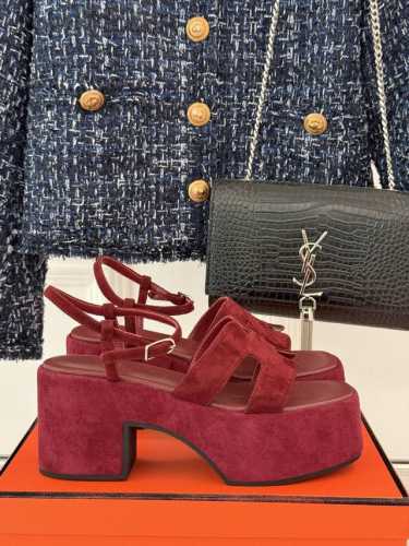 厂价 Hermès 爱马仕经典H厚底凉鞋依旧是永恒经典的H造型 极约复古的设计 浓厚的异域风情厚底在拉长腿方面真的yyds百搭舒适 上脚秒变大长腿！面料采用进口