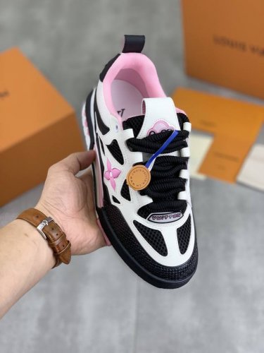 工厂P价P 实价 新款Lv Trainer 系列运动鞋出货，本款 Lv Trainer 运动鞋以正绒面和粒面牛皮革重绎 Virgil Abloh 的经典之作，再