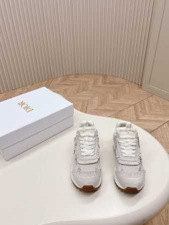 冲量价: C'est Dior 迪奥 24早春新款全新休闲运动鞋‘以绒面牛皮革和网眼织物制作，轻盈透气。侧边的CD字母非常有Dior辩识度，运动风设计融合流苏细 - 点击图像关闭