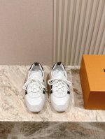代购级别Lv路易威登专柜最新复古德训鞋；阿甘鞋；芭蕾运动鞋！众多网红明星纷纷开秀上脚炸街这款系带休闲运动鞋妥妥的美式复古风格～上脚超级好看舒适经典百搭的绝绝子单