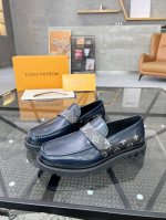 L 顶级代购 路 炸街男神增高套脚皮鞋新品来袭专柜同步发售原厂配置，意大利进口开边珠牛皮面料，高端大气超达人必备，全进口水染牛皮里垫，鞋底：宏原厂特供原版底超级