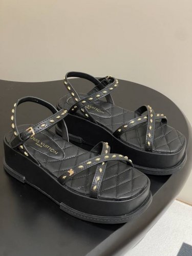 25Ss春夏新款Louis Vuiteeon Lv Maya Flatform 凉鞋防水台厚底凉鞋 本款 Maya Flatform凉鞋选用光滑牛皮革 丹宁牛仔