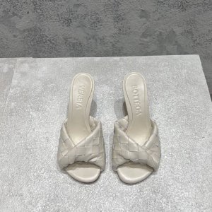 bottega Venet* 最新最经典猫跟凉鞋！扭结编织饰带 Ins&小红书巨多网红明星上身！上脚超性感！真的太美了！这款编织的鞋面超有高级感！高级穿着又仙女