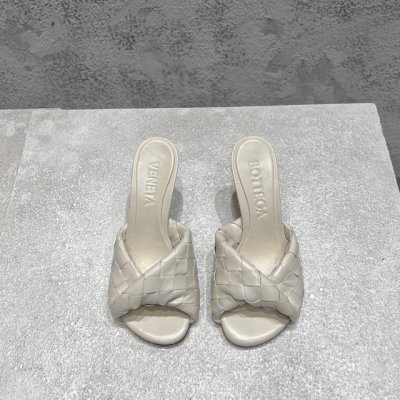 bottega Venet* 最新最经典猫跟凉鞋！扭结编织饰带 Ins&小红书巨多网红明星上身！上脚超性感！真的太美了！这款编织的鞋面超有高级感！高级穿着又仙女