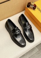 商品商标：LOUIS VUITTON 路易威登 休闲皮鞋 正码码数: 38-44 45订制 商品材料：精选 进口头层开边珠牛皮鞋面+奢华五金扣，进口头层牛皮内里