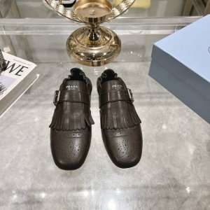 出厂 男款10情侣款 Prada 普拉达 25Ss春夏走秀新款流苏复古乐福鞋单鞋 这款鞋履着意呈现经典与复古格调，兼具阳刚气质与柔美风情，形成二元对比，彰显Pr