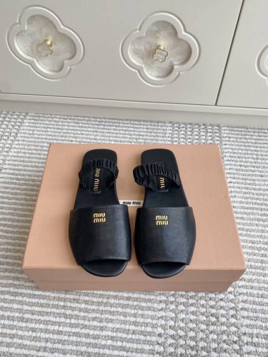 代购级Miumiu 缪缪25Ss早春新款 一脚蹬懒人平底凉鞋 拖鞋 官方春夏走秀新款 时髦百搭 即可咸又可甜 一点也不磨脚 无论光脚穿还是搭配袜子穿都超级减龄