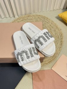 Miumiu 缪缪新款 钻扣拖鞋 高品质闭眼入 采用羊皮 真丝鞋面 人工缝线褶皱 弹力皮垫脚更加柔软舒服 施华洛世奇水钻扣 巨闪 原版高密度发泡大底 size: