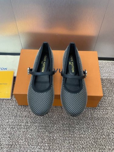 Louis Vuitton 2025春夏新款平底芭蕾舞娃娃女鞋 Lv Romy系列字母Logo五金扣朋克风格铆钉圆头拼色女单鞋 材质：鞋面进口小牛皮+水染羊皮内