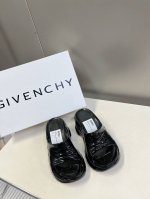 纪梵希Givenchy棉花糖厚底坡跟拖鞋出圈 火爆全球 Ins博主人手一双 这双Marshmallow鞋，设计感巨潮！可拉长腿部线条坡跟设计走起来很稳 又有舒适