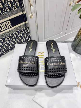 橙子出厂价p dior 迪奥春夏新款 镂空平底拖鞋 一字拖 休闲凉拖 这款D-Lane凉拖彰显经典风格 黑色牛皮革鞋面 展示镂空藤格纹图案 饰以金色饰面金属Ch - 点击图像关闭