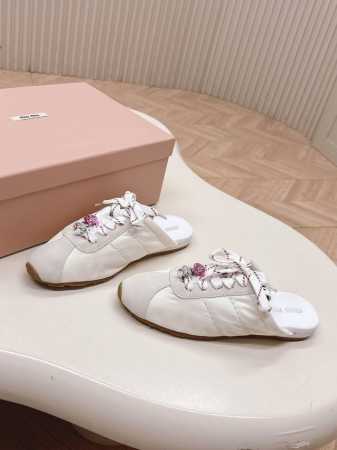 Miumiu 缪缪 25Ss春夏新款 半拖 德训鞋 官方春夏走秀新款 时髦百搭 即可咸又可甜 一点也不磨脚 无论光脚穿还是搭配袜子穿都超级减龄 超级无敌百搭 鞋 - 点击图像关闭
