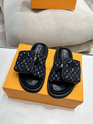 橙子出厂价p louis Vuitton 路易威登 Lv新款 带包包魔术贴平底拖鞋 休闲凉拖 情侣款 代购级别 高级感十足 国内外博主刷爆的一款 复古又时髦 上