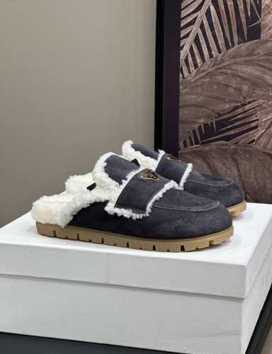 prada fw24 new arrival～ p家24秋冬毛毛拖鞋，有被可爱到哦 舒适温暖时髦！ 羊京鞋面，皮毛一体内里 size 35-41