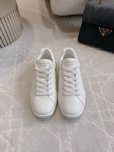出厂价p 顶级版本 prad*新款休闲鞋板鞋 原版购入打造 1:1细节复刻 顶级版本 鞋面超软羊皮 内里垫脚牛皮 原版开模大底 尺码35-39 40 41定做