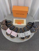 lv驴牌L家 爆款 浮雕Logo 压花 凉拖鞋 本款 pool pillow Comfort 平底凉拖取材科技织物 以高频压印技术重绎 Monogram 图案