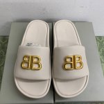 出厂： Balenciaga 巴黎世家 春夏新款 Bb扣厚底面包拖鞋 金属双B拖鞋 一如既往的时尚 时装博主与欧美明星大爱款 时尚却不过分张扬 鞋面牛皮搭配金属