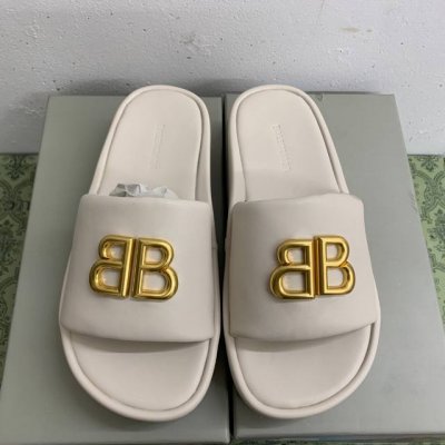 出厂： Balenciaga 巴黎世家 春夏新款 Bb扣厚底面包拖鞋 金属双B拖鞋 一如既往的时尚 时装博主与欧美明星大爱款 时尚却不过分张扬 鞋面牛皮搭配金属