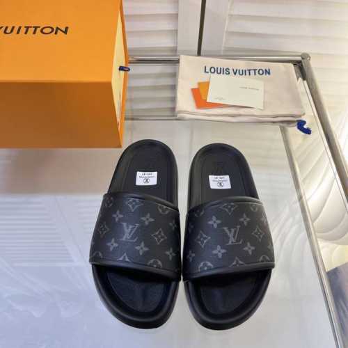 实价： 情侣款 Lv 夏季新款 Monogram浮雕拖鞋 原版模具Ip材料 软硬适中，和椰子一样有踩 鞋底凹凸设计也不容易打滑。整体防水橡胶一 体，脚背的位置专