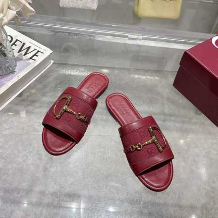 8023-1 酒红G 35-43 这款女士凉拖搭配饰经典马衔扣细节金色调配件，尽显别样魅力。采用精致皮革打造，设计融合传统灵感与现代百搭风格，优雅点缀暖季造型。 - 点击图像关闭