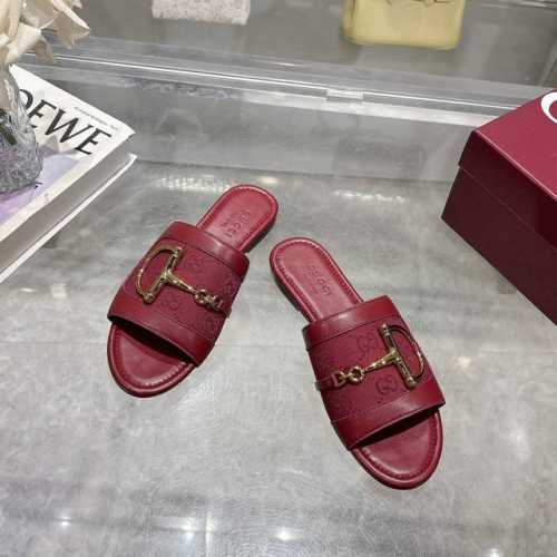 8023-1 酒红G 35-43 这款女士凉拖搭配饰经典马衔扣细节金色调配件，尽显别样魅力。采用精致皮革打造，设计融合传统灵感与现代百搭风格，优雅点缀暖季造型。