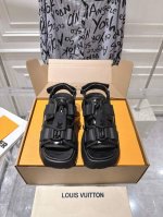 出厂 配全套飞机盒包装Lv25S新款厚底凉鞋沙滩凉鞋夏天必备款整双鞋子采购Zp开发打造，全部定制材料，独家开模大底，细节全部对版出货，连包装也做到跟正品一样。码