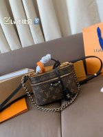 全套包装 Lv新品化妆包 真的是太好看了！很小巧精致，放遥遥领先宽度刚刚好，再大一点的手机应该也可以，太适合春夏了！老花搭什么衣服都好看！好看好看好看！喜欢的姐