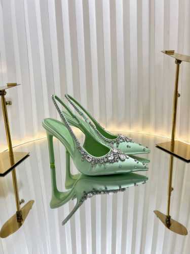 2025开春 新款首发美得挪不开眼2025专柜同步春夏新款Gucci 25S春夏新品水钻糖果色 后带凉鞋高跟G家在体现高级感这块 总让人大写的服气看起来蛮简单的