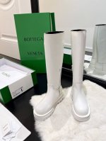 BV 15寸 秋冬爆款高版品质BV高靴 切尔西靴 骑士靴 靴筒采用打蜡小牛皮，耐磨防滑发泡大底，脚感轻盈舒适，上脚更加绚丽多彩。 鞋面：对原版进口打蜡小牛皮，皮