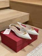 工厂p价p 顶级版本 代购品质 原版开发 Valention 华伦天奴穆勒拖鞋 V家小铆钉尖头平底凉拖鞋 Vt专柜最新Vlogo系列 重工打造经典高跟鞋 顶级版