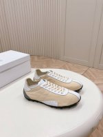 Maison Margiela mm6 2025春夏系列 新款Sprinters运动鞋轮廓采用做旧感尼龙与复古处理麂皮制成，灵感来源于复古跑鞋。通过做旧、缝线、