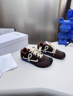 出厂： 铝合金鞋扣+10 棕色下单带图片 两个棕色 Loewe罗意威二代Ballet Runner升级2.0给足界一些震撼，2025早春Ballet Runne