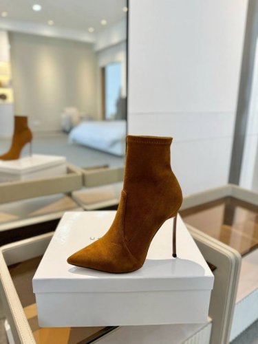 价格： 卡萨帝 Casadei 女王的高跟鞋，来自意大利顶级鞋履品牌 是由Quinto Casadei于1958年在意大利圣毛罗帕斯科利创立。 Casadei