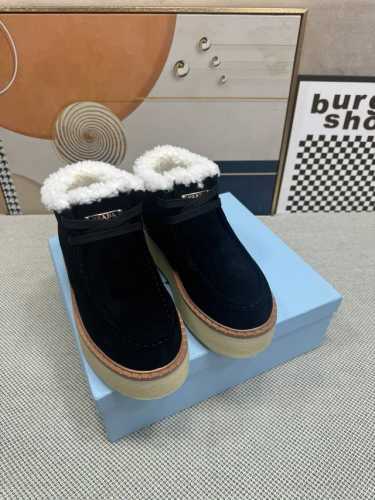 顶级版本 PRADA 普拉达秋冬新款厚底高帮雪地靴鞋这款牛筋底上脚非常舒适，今年非常爆，穿上 增高 休闲两不误，清爽的表现足以表达对鞋子的个个细节的把控， 面料