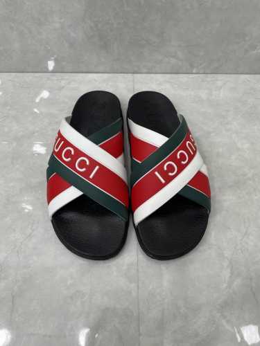 170 Gucci 官网男女同款织带橡胶拖鞋凉鞋 混合风格继续丰富品牌故事，将意想不到的元素融入现代造型。这款滑梯凉鞋搭配成型橡胶鞋底，让人联想到运动鞋上的鞋底