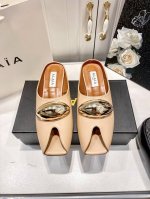 橙子出厂价p Alaia 2025春夏新款 金属扣方头鱼嘴粗跟拖鞋 复古法式凉拖 包头半拖 上脚舒适度拉满 好看好穿又轻便 随意搭配 筒约又高级 大胆前卫的设计