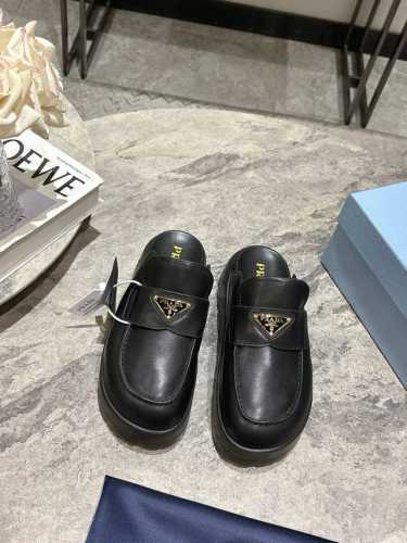 普拉达25Ss春夏新款Prad*三角标包头半拖穆勒鞋 这款穆勒鞋选用柔软的皮革打造，搭配皮革衬里，呈现现代百搭廓形。鞋面点缀涂珐琅三角形金属徽标，而橡胶纹路鞋底