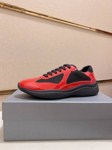 工厂价 元 情侣款普拉达 PRADA 新款男士休闲运动鞋，高端品质 TW定制双层透气网布进口头层小牛镜面漆皮 鞋垫是小牛皮 冲孔设计 透气舒适 原厂真空PU吸塑