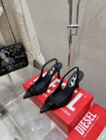 Diesel小众个性尖头凉鞋 高跟鞋 今年谁还没拥有Diesel的搭配神器 你们这群辣妹都入手了吗？无论是鞋子衣服包包都太太太好看了！ 鞋面采用牛皮 进口定制布